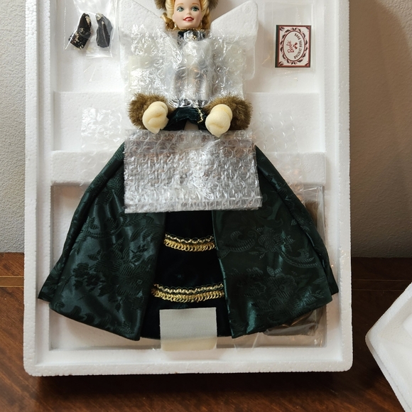 Holiday Collection Porcelain Holiday Caroler - Picture 5 of 8